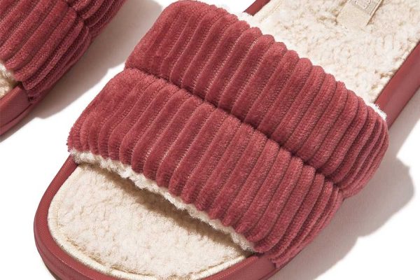 sandales iqushion fitflop doublées en polaire et en velours côtelé bleu rouge 3